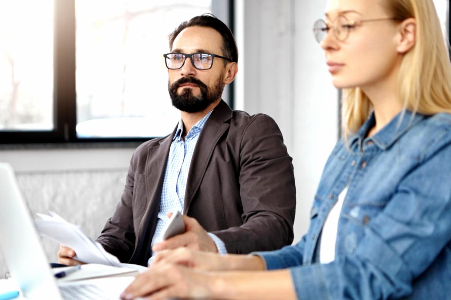 Teamarbeit an Finanzprojekten