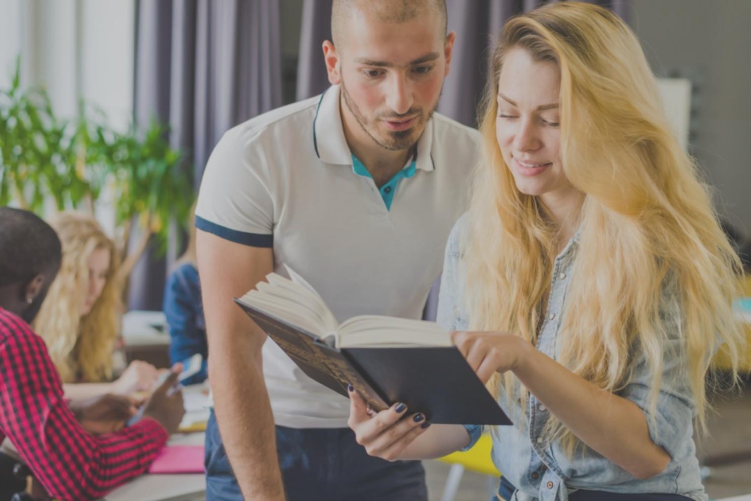 Teilnehmer beim praktischen Finanzworkshop mit digitalen Tools