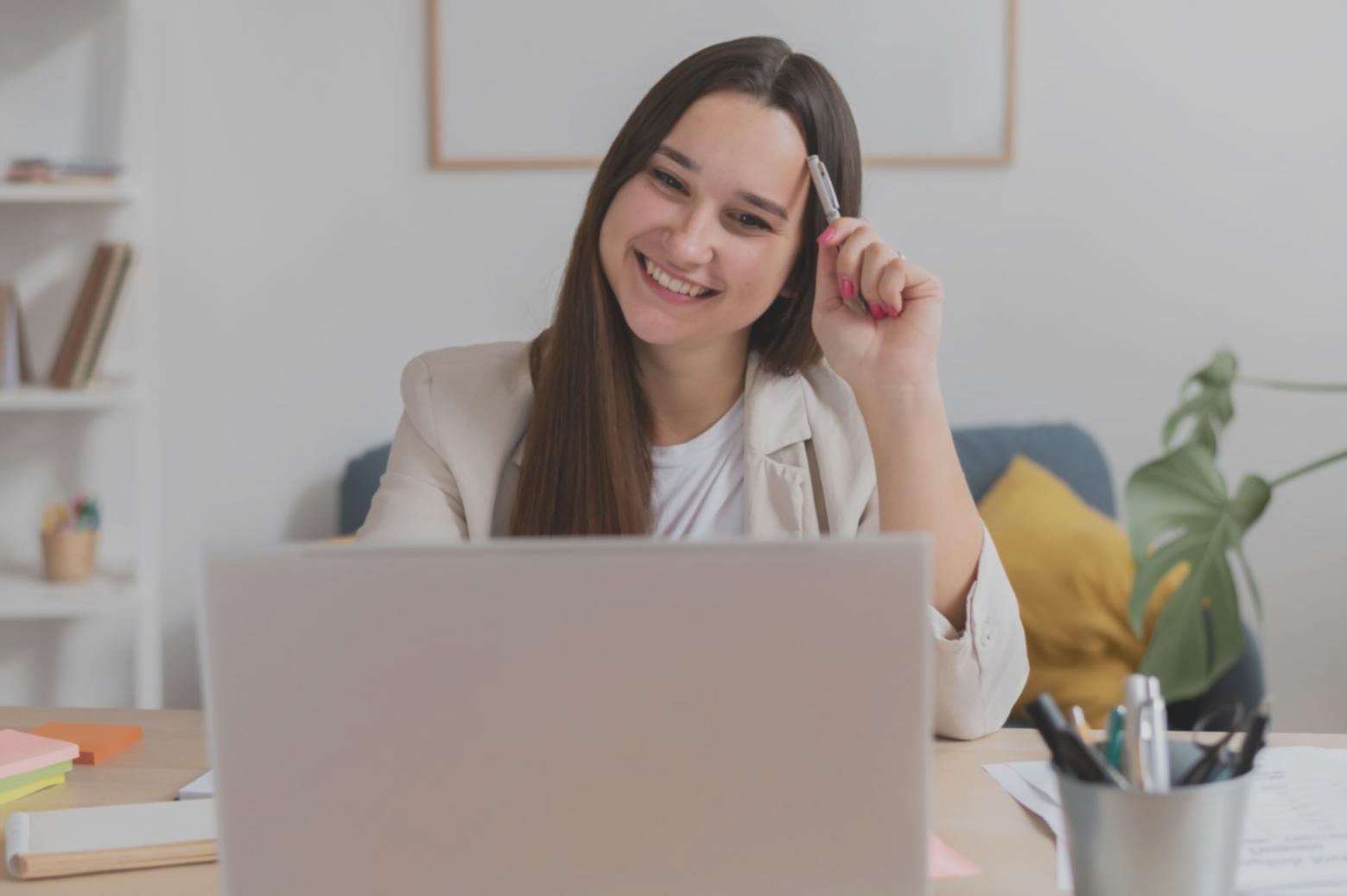 Modernes Büro mit Arbeitsplätzen und technischer Ausstattung